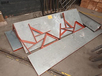 Lot 161 - metalen wandplanken. 4 stuks - afbeelding 1 van  4