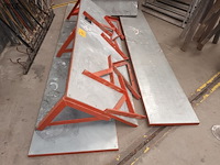 Lot 161 - metalen wandplanken. 4 stuks - afbeelding 2 van  4