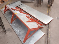 Lot 161 - metalen wandplanken. 4 stuks - afbeelding 3 van  4