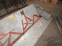 Lot 161 - metalen wandplanken. 4 stuks - afbeelding 4 van  4