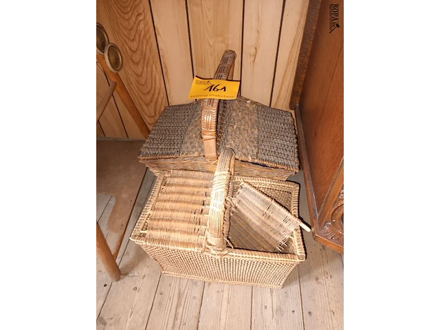 Lot 161 - picknick mandje. 2 stuks - afbeelding 1 van  3
