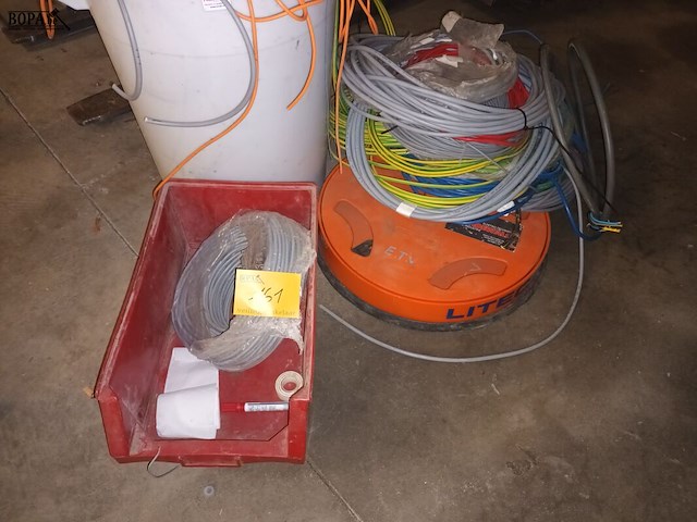 Lot 161 - vuilnisbak en elektriciteitskabels - afbeelding 2 van  3
