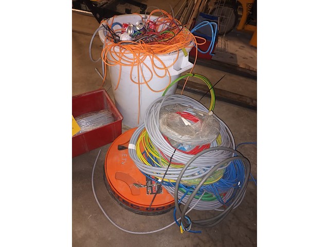 Lot 161 - vuilnisbak en elektriciteitskabels - afbeelding 3 van  3