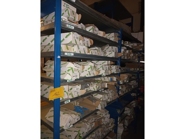 Lot 162 - blauw magazijnrek met inhoud - afbeelding 1 van  8