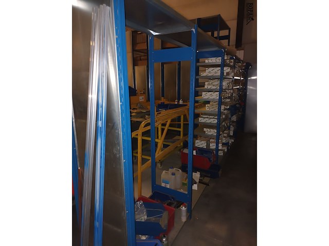 Lot 162 - blauw magazijnrek met inhoud - afbeelding 2 van  8