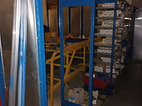 Lot 162 - blauw magazijnrek met inhoud - afbeelding 2 van  8