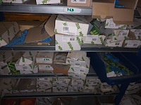 Lot 162 - blauw magazijnrek met inhoud - afbeelding 4 van  8