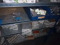 Lot 162 - blauw magazijnrek met inhoud - afbeelding 5 van  8