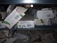 Lot 162 - blauw magazijnrek met inhoud - afbeelding 6 van  8