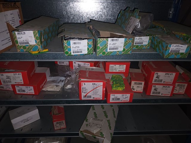 Lot 162 - blauw magazijnrek met inhoud - afbeelding 8 van  8