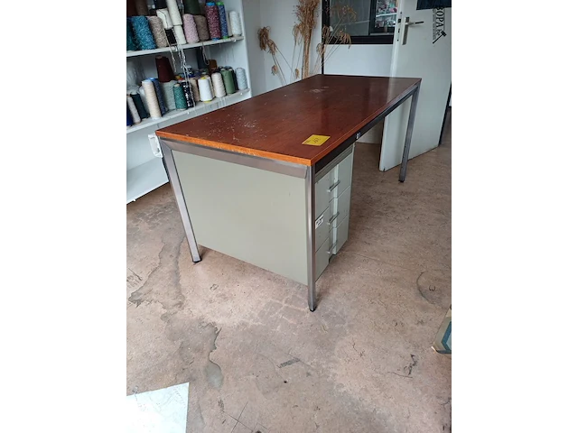 Lot 162 - bureau met lades - afbeelding 1 van  4