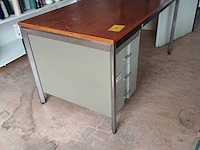 Lot 162 - bureau met lades - afbeelding 1 van  4