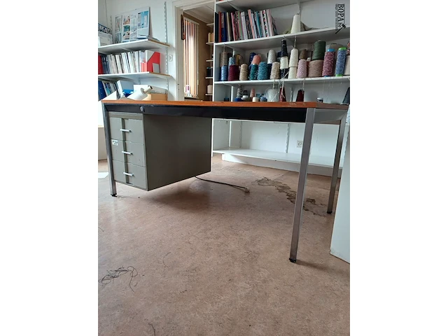 Lot 162 - bureau met lades - afbeelding 2 van  4