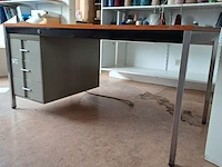 Lot 162 - bureau met lades - afbeelding 2 van  4