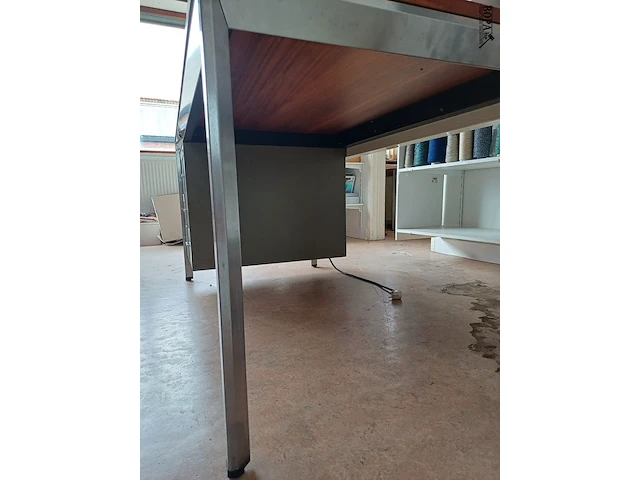 Lot 162 - bureau met lades - afbeelding 3 van  4