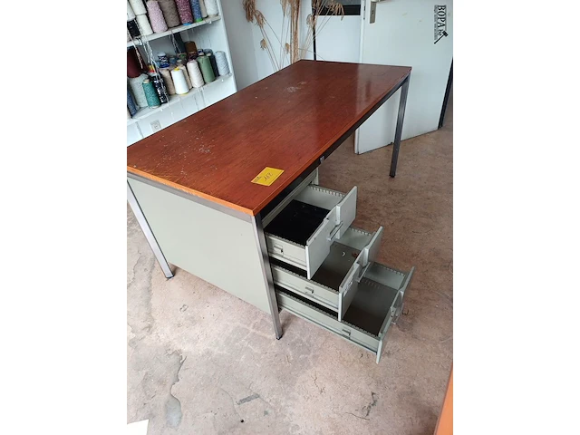 Lot 162 - bureau met lades - afbeelding 4 van  4