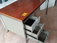 Lot 162 - bureau met lades - afbeelding 4 van  4