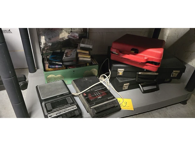 Lot 162 - cassette recorders en groot lot cassettes in valiezen/doos - afbeelding 1 van  4