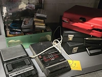 Lot 162 - cassette recorders en groot lot cassettes in valiezen/doos - afbeelding 1 van  4