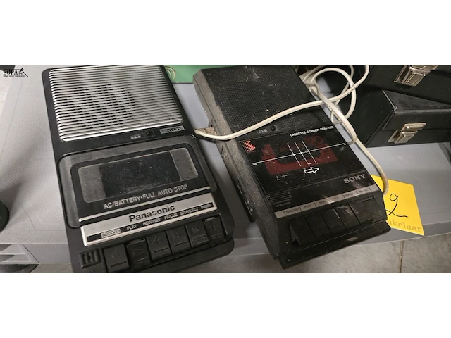 Lot 162 - cassette recorders en groot lot cassettes in valiezen/doos - afbeelding 2 van  4