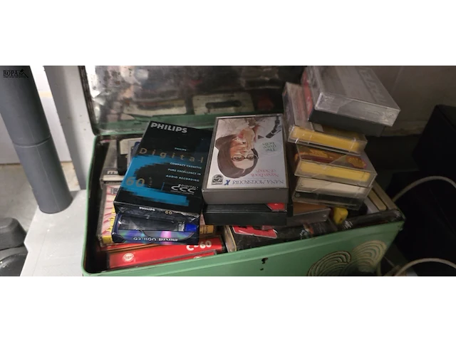 Lot 162 - cassette recorders en groot lot cassettes in valiezen/doos - afbeelding 3 van  4