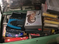 Lot 162 - cassette recorders en groot lot cassettes in valiezen/doos - afbeelding 3 van  4