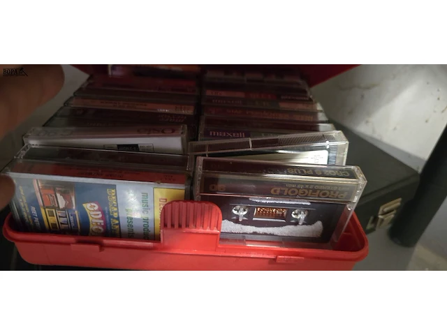 Lot 162 - cassette recorders en groot lot cassettes in valiezen/doos - afbeelding 4 van  4