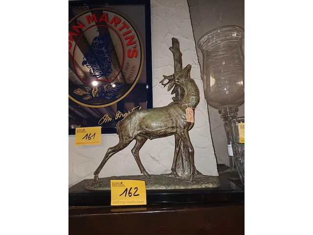 Lot 162 - hert op marmer - afbeelding 1 van  5