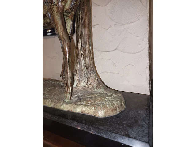 Lot 162 - hert op marmer - afbeelding 3 van  5