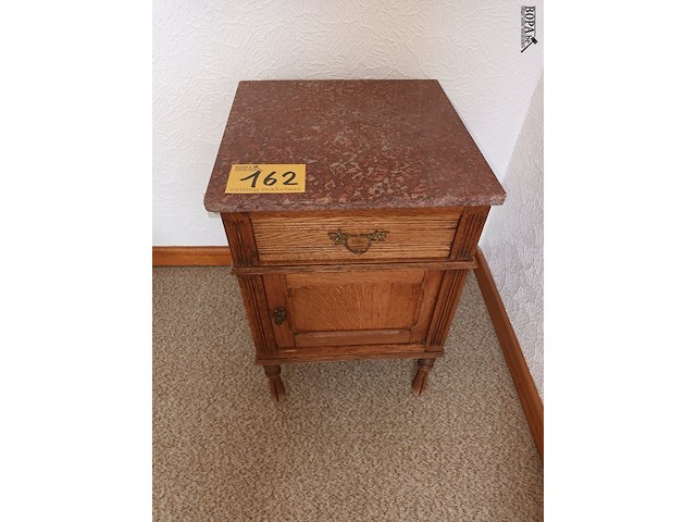 Lot 162 - nachtkastje met marmeren blad - afbeelding 1 van  3