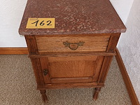Lot 162 - nachtkastje met marmeren blad - afbeelding 1 van  3