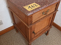 Lot 162 - nachtkastje met marmeren blad - afbeelding 2 van  3