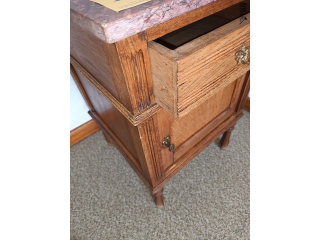 Lot 162 - nachtkastje met marmeren blad - afbeelding 3 van  3