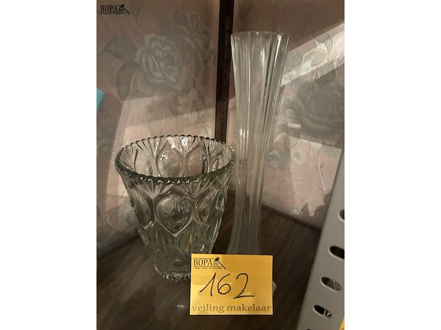 Lot 162 - vazen, kristal en glas, 2 stuks - afbeelding 1 van  1