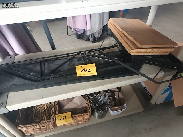 Lot 162 - wandrek met legplanken - afbeelding 1 van  3