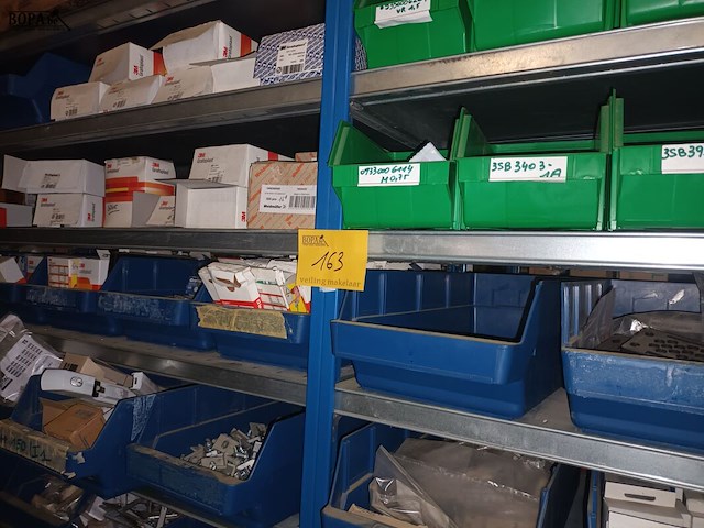 Lot 163 - blauw magazijnrek met inhoud - afbeelding 1 van  8