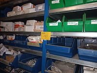 Lot 163 - blauw magazijnrek met inhoud - afbeelding 1 van  8