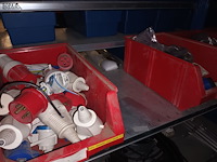 Lot 163 - blauw magazijnrek met inhoud - afbeelding 4 van  8