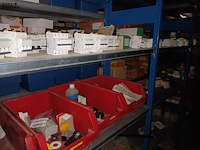 Lot 163 - blauw magazijnrek met inhoud - afbeelding 5 van  8