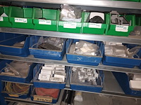 Lot 163 - blauw magazijnrek met inhoud - afbeelding 6 van  8