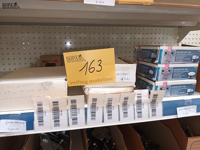Lot 163 - deurstoppen en deurbeslag. 28 stuks - afbeelding 1 van  9