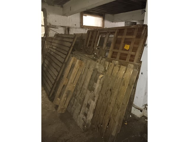 Lot 163 - lot brandhout - afbeelding 1 van  2