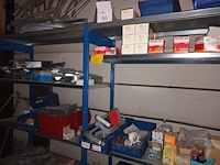 Lot 164 - blauw magazijnrek met inhoud - afbeelding 1 van  7