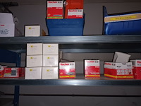 Lot 164 - blauw magazijnrek met inhoud - afbeelding 3 van  7