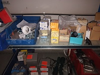 Lot 164 - blauw magazijnrek met inhoud - afbeelding 4 van  7