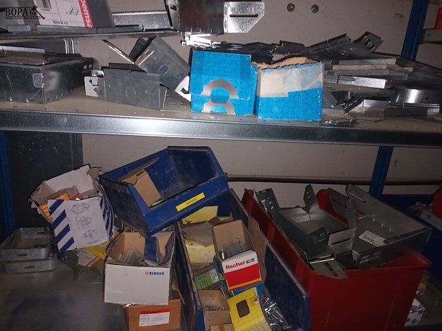 Lot 164 - blauw magazijnrek met inhoud - afbeelding 7 van  7