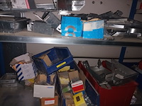 Lot 164 - blauw magazijnrek met inhoud - afbeelding 7 van  7