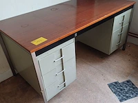 Lot 164 - bureau met lades - afbeelding 1 van  4