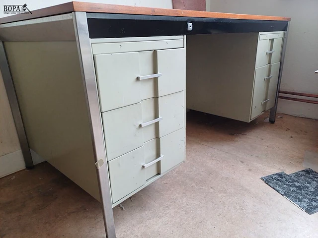 Lot 164 - bureau met lades - afbeelding 2 van  4