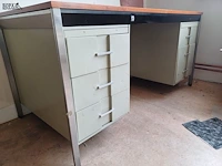 Lot 164 - bureau met lades - afbeelding 2 van  4